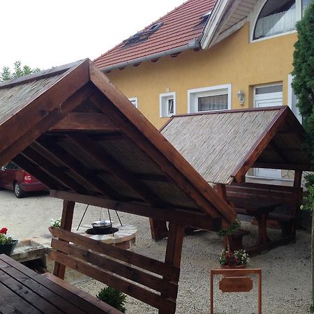 Viola Vendeghaz Bed and Breakfast Pápa Εξωτερικό φωτογραφία