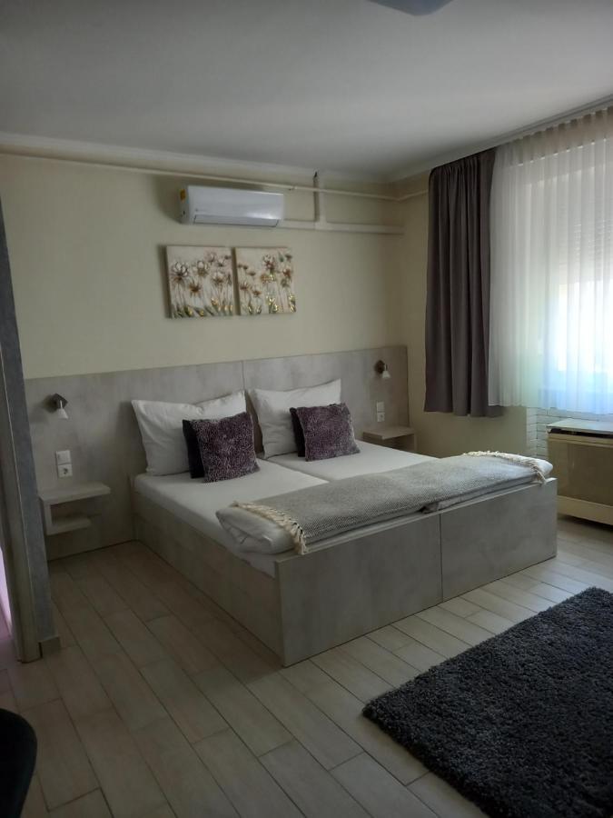 Viola Vendeghaz Bed and Breakfast Pápa Εξωτερικό φωτογραφία