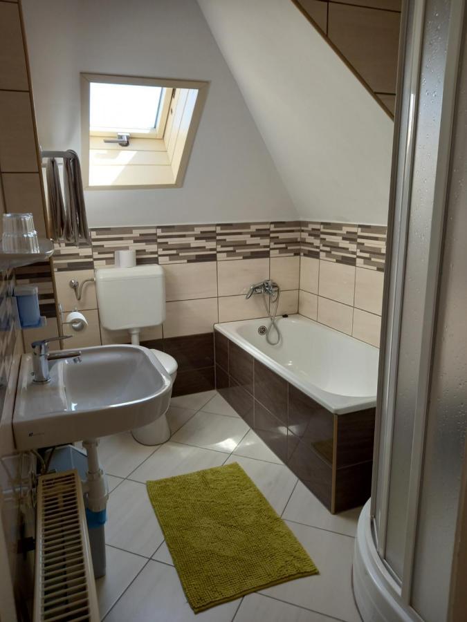 Viola Vendeghaz Bed and Breakfast Pápa Εξωτερικό φωτογραφία