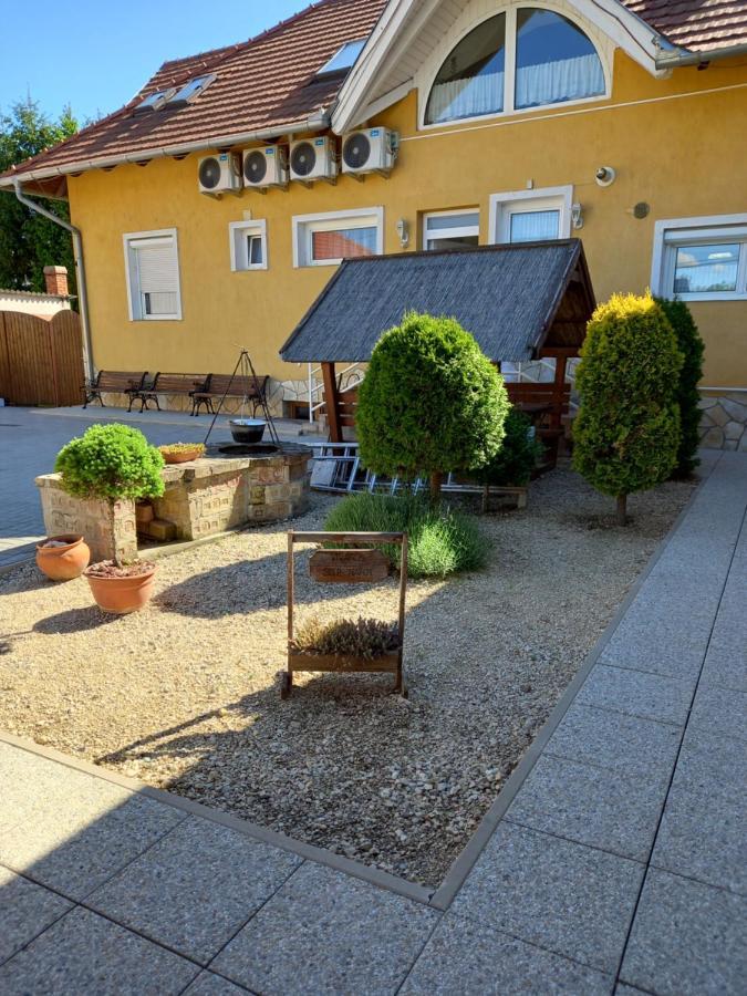 Viola Vendeghaz Bed and Breakfast Pápa Εξωτερικό φωτογραφία