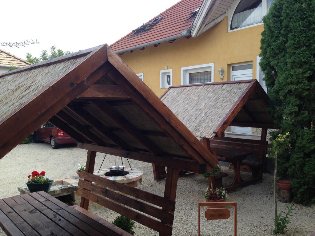 Viola Vendeghaz Bed and Breakfast Pápa Εξωτερικό φωτογραφία