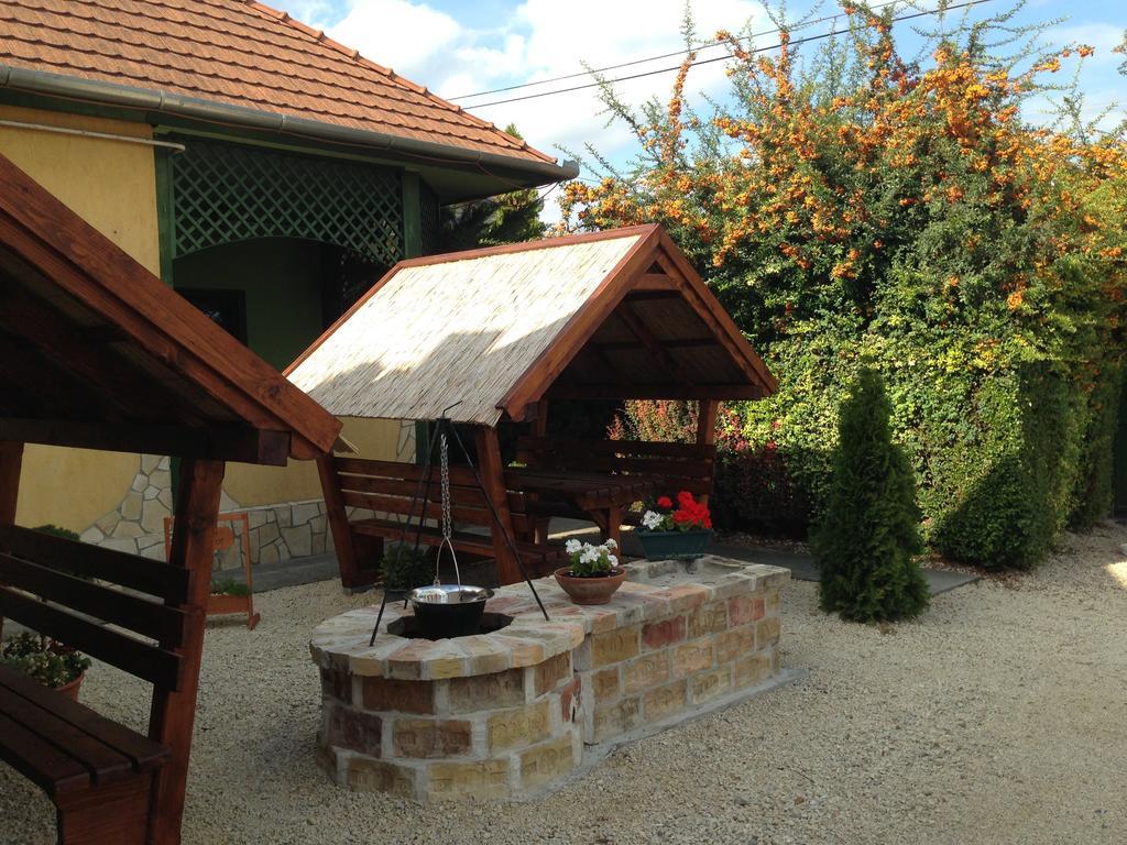 Viola Vendeghaz Bed and Breakfast Pápa Εξωτερικό φωτογραφία