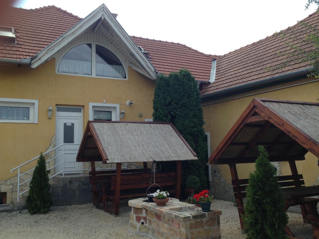 Viola Vendeghaz Bed and Breakfast Pápa Εξωτερικό φωτογραφία