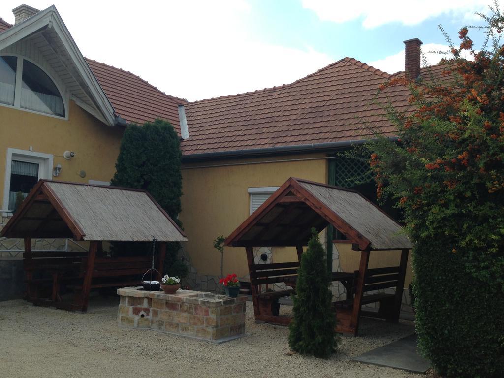 Viola Vendeghaz Bed and Breakfast Pápa Εξωτερικό φωτογραφία