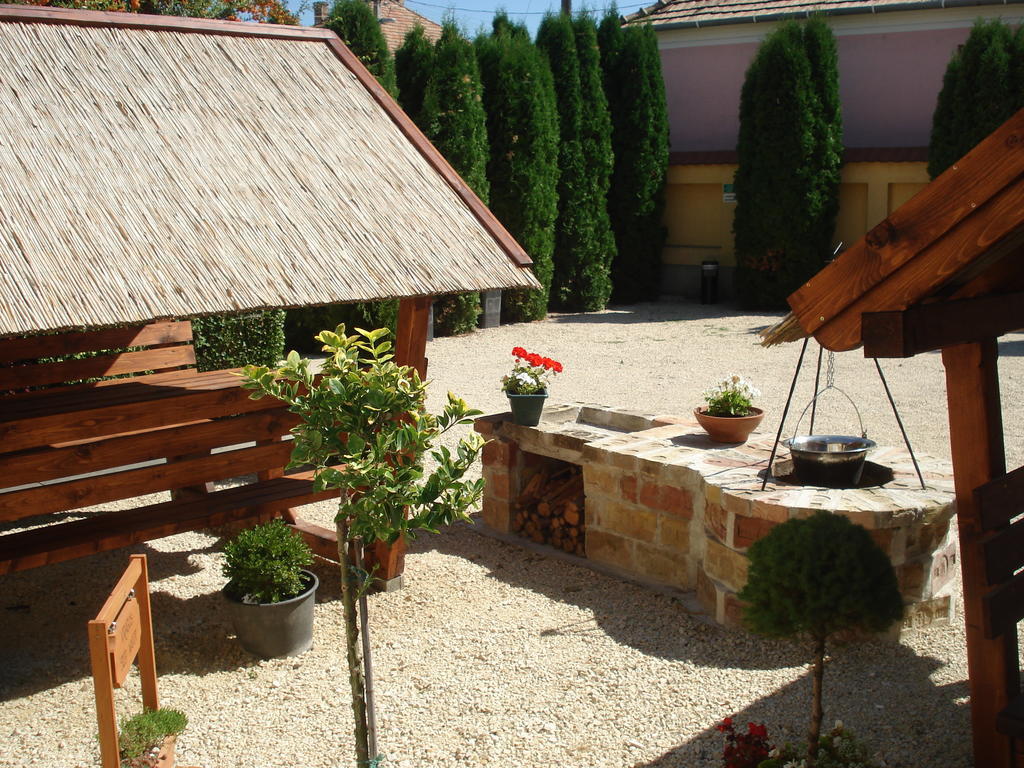 Viola Vendeghaz Bed and Breakfast Pápa Εξωτερικό φωτογραφία