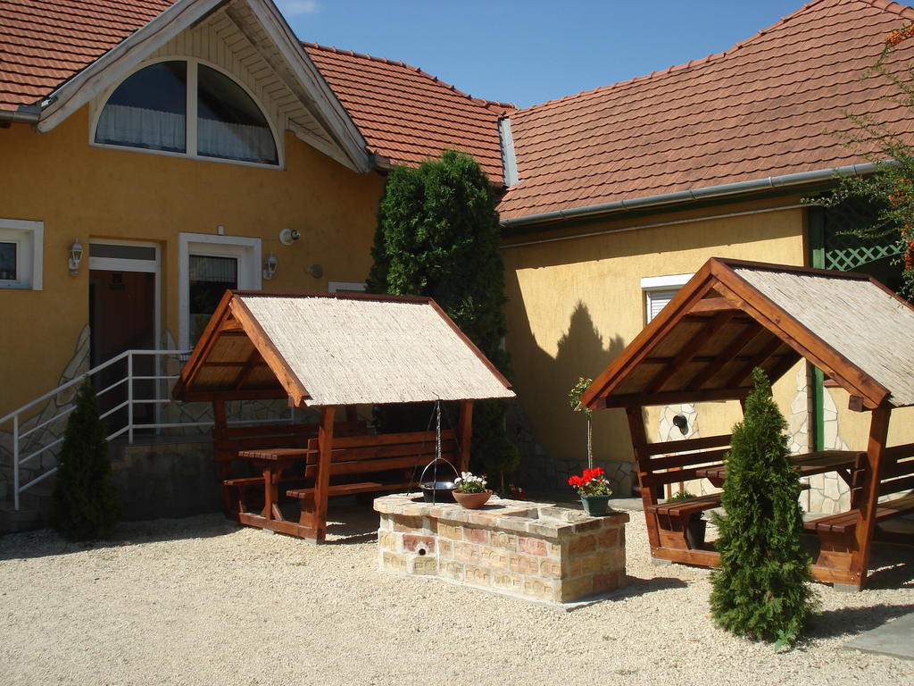 Viola Vendeghaz Bed and Breakfast Pápa Εξωτερικό φωτογραφία